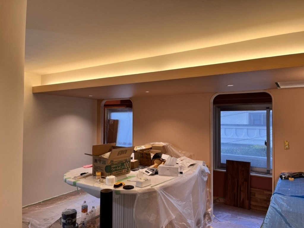 After！ 間接照明とテラコッタピンクに塗った下がり天井がいいかんじ！