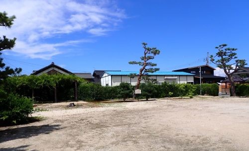 藤樹先生のお宅があったところ。奥の白い看板あたりに居宅跡だそうです。左に藤棚があります