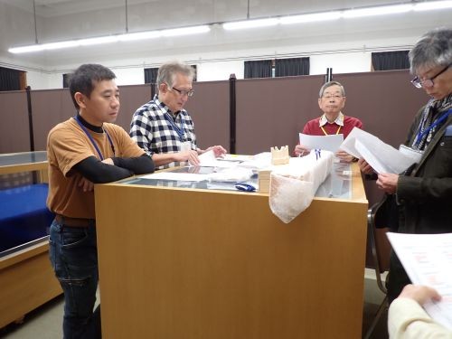 真剣な面持ちで打合せ中