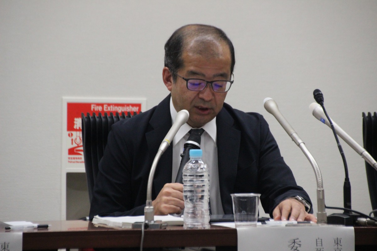報告書を説明する野村武司委員長(10月5日、都内。撮影。渋井哲也)