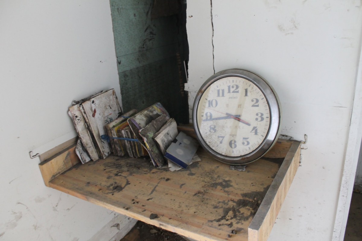 鵜住居地区防災センターの時計。津波襲来の時間帯で止まっている（12年3月11日、撮影：渋井哲也）