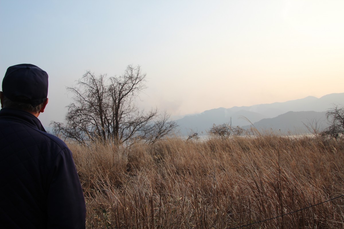 心配そうに見つめる熊谷忠一さん（撮影：渋井哲也、25年３月2日）