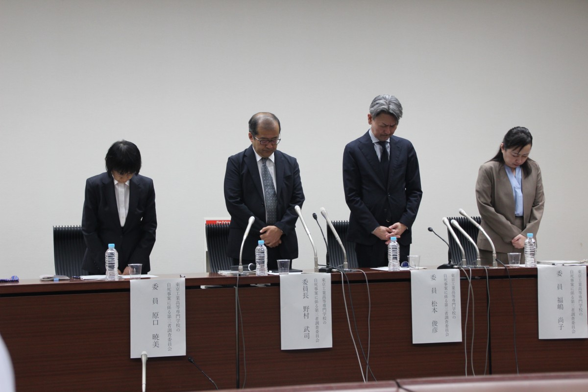 黙祷を捧げる調査委員会委員(10月5日、都内。撮影。渋井哲也)