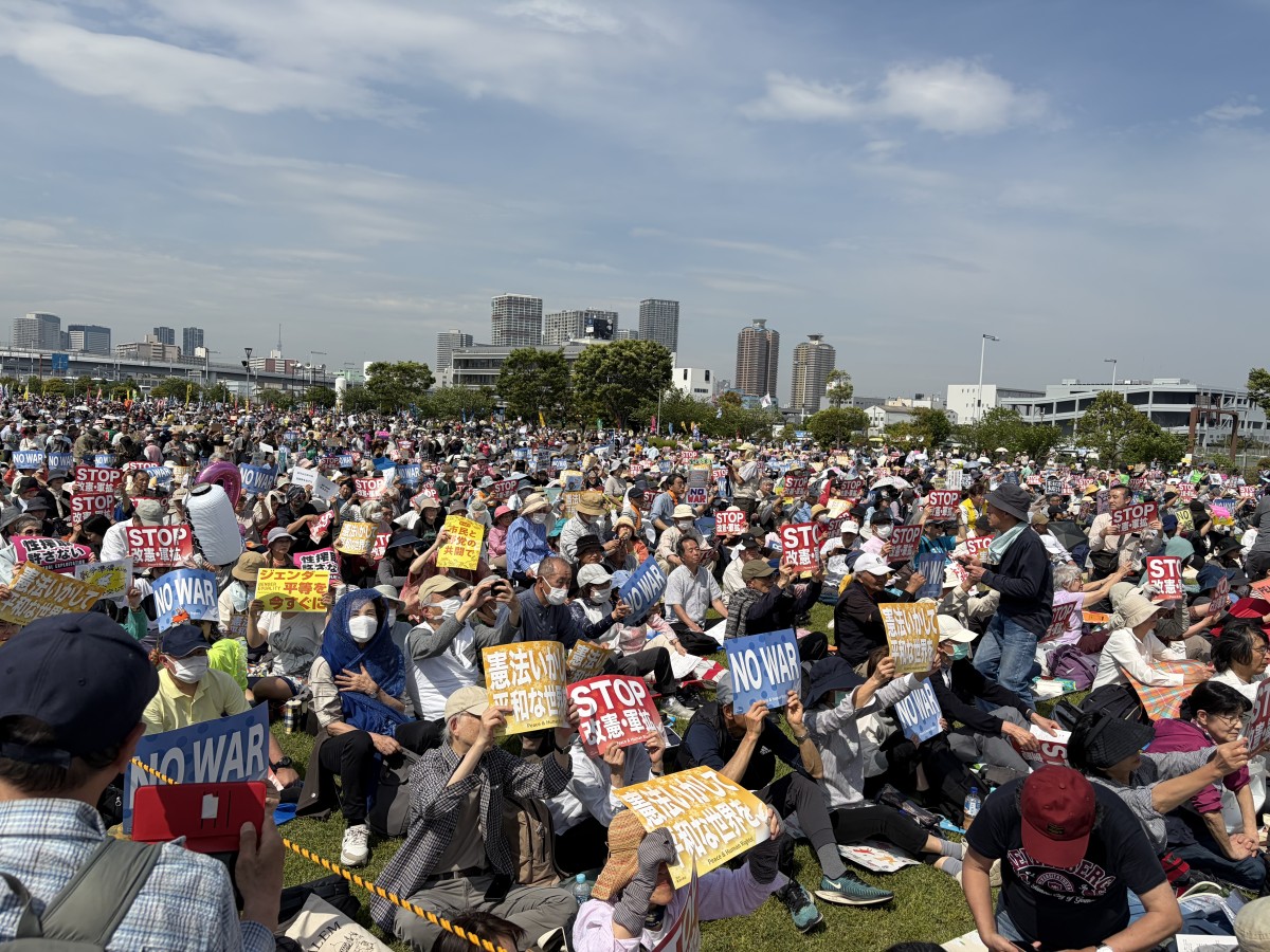 思い思いのプラカードを掲げる参加者たち（撮影：渋井哲也）