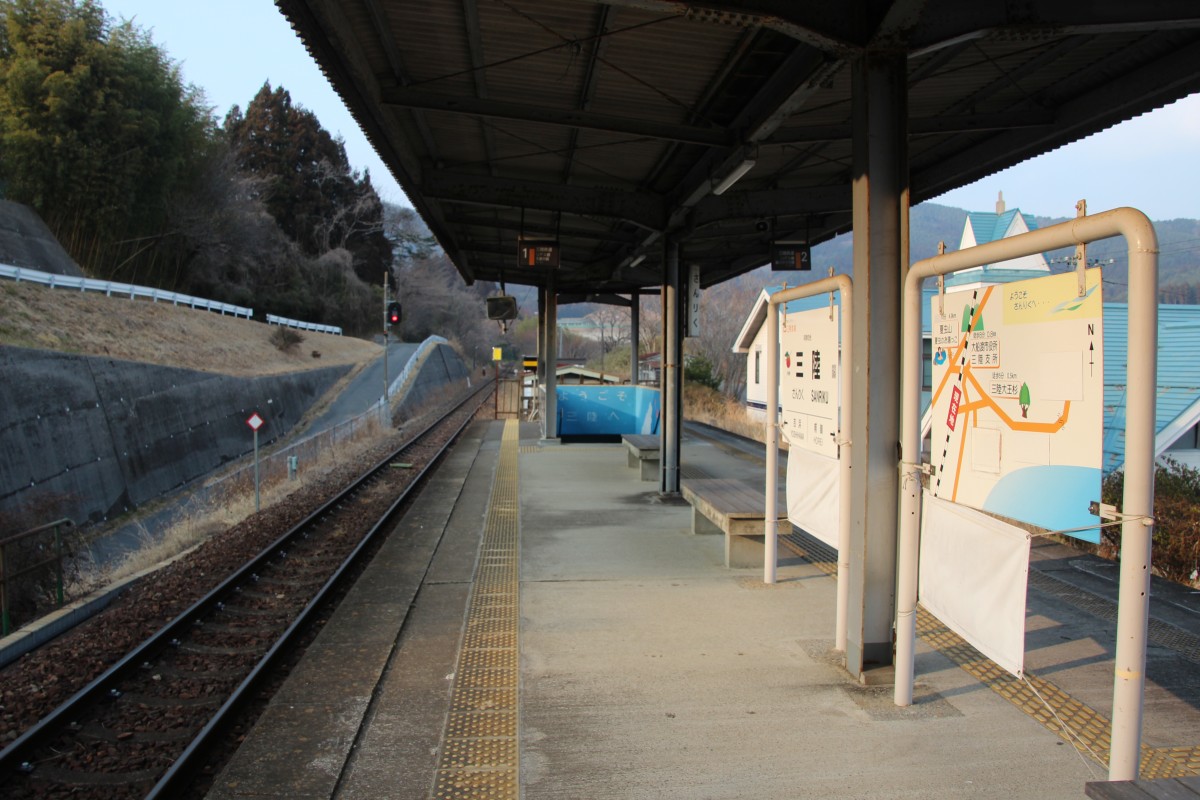 三陸鉄道の三陸駅。信号は常に赤になっている（撮影：渋井哲也、25年3月2日）