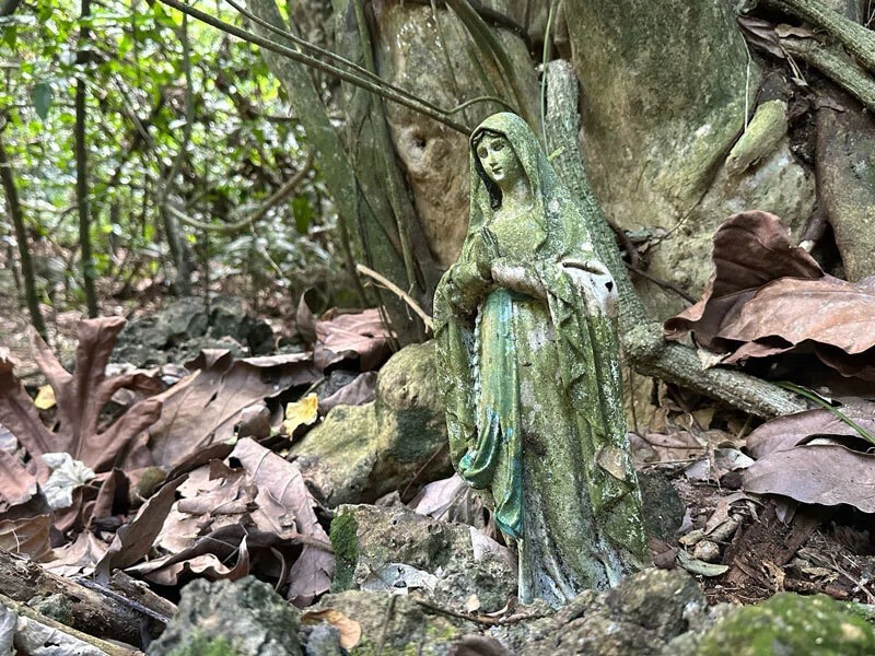 洞窟の近くに、その洞窟に向け置かれていた小さなマリア像
