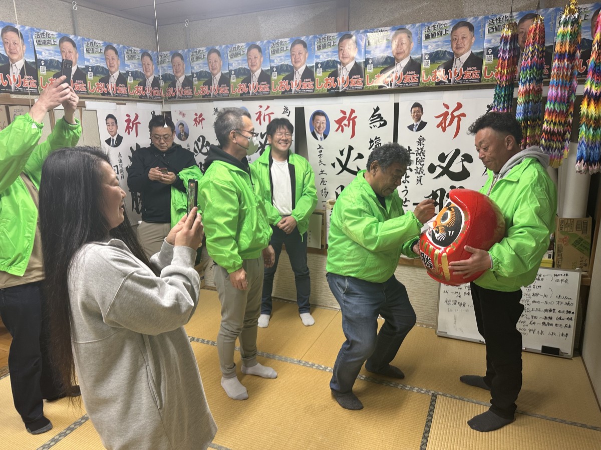 必勝だるまの目入れ（撮影：わたし）