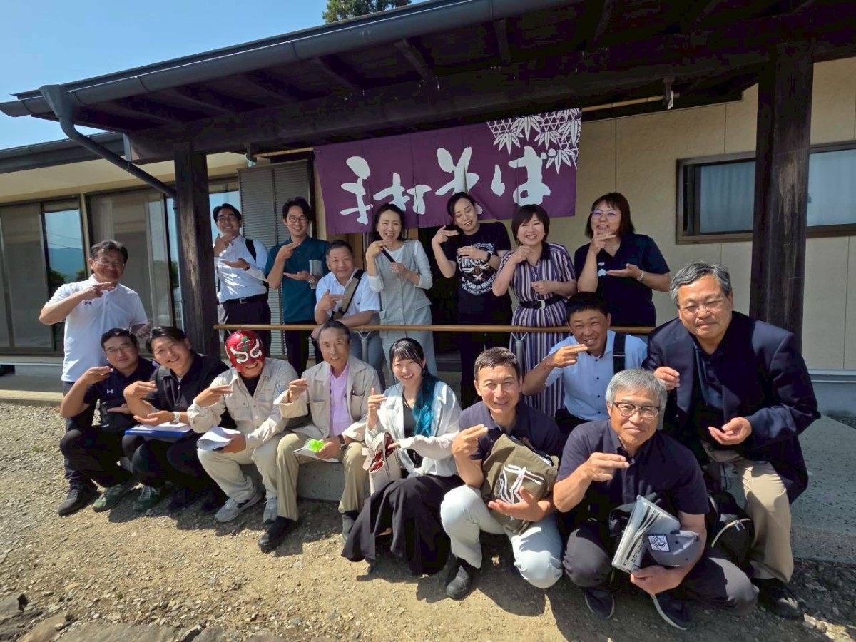 お蕎麦つるつるポーズで記念写真