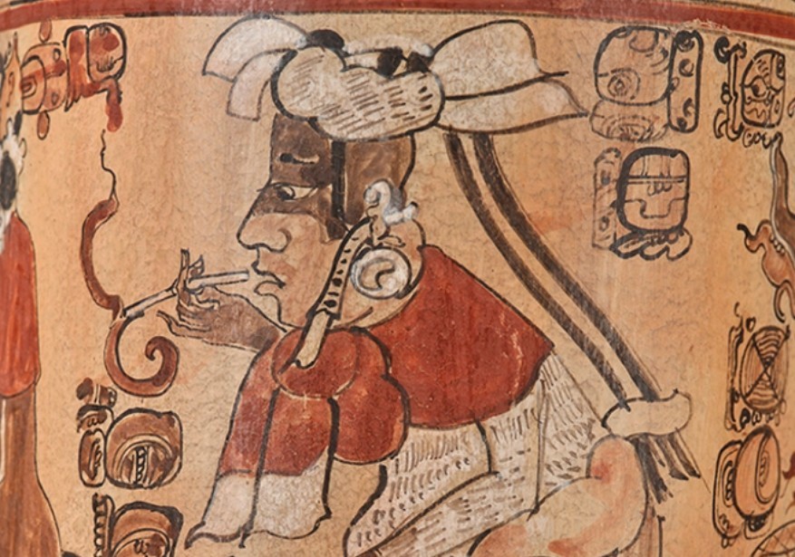 紀元前1000年頃のマヤ美術が描く「タバコの葉を吸うひと」。英語の「シガー」（cigar）という言葉は、マヤ語の「シカール」（sikar）に由来し、「タバコの葉を吸う」という意味。