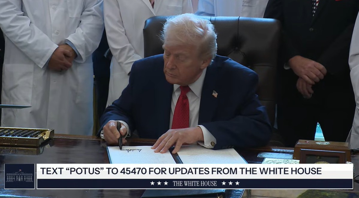 今回の大統領令に署名するトランプ大統領