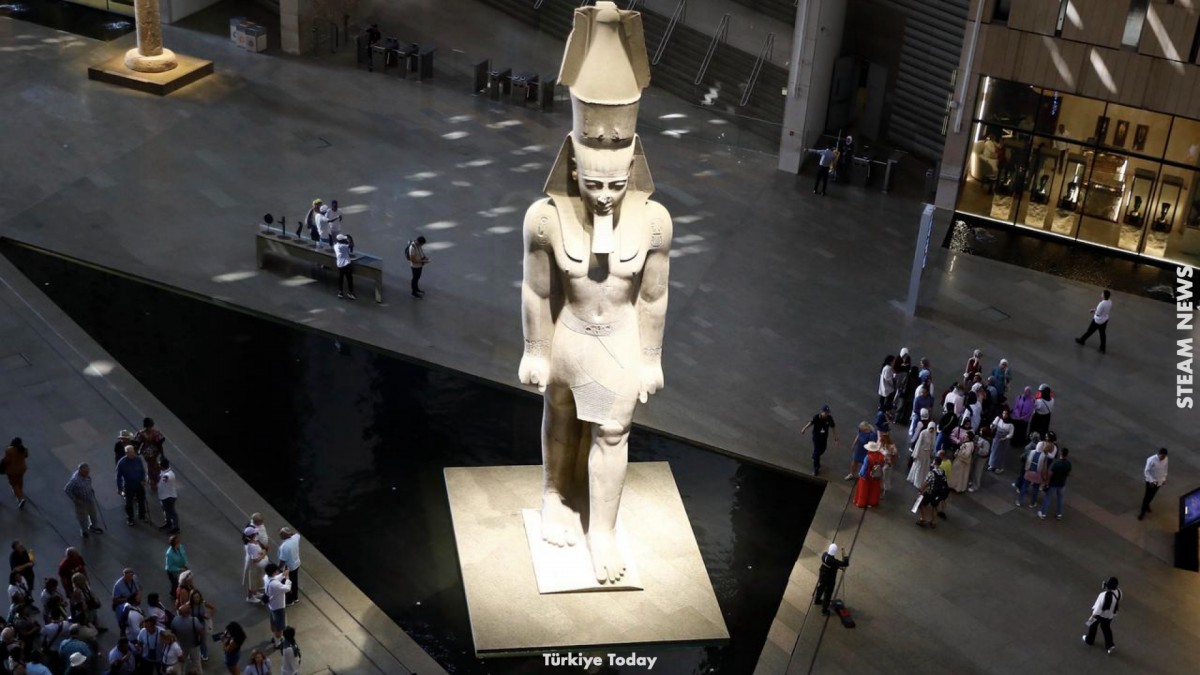 大エジプト博物館のラムセス2世像（&lt;a href=&quot;https://www.turkiyetoday.com/culture/grand-egyptian-museum-simulates-abu-simbel-sun-alignment-on-ramses-iis-face-3208981&quot; target=&quot;_blank&quot;&gt;T&uuml;rkiye Today&lt;/a&gt;）