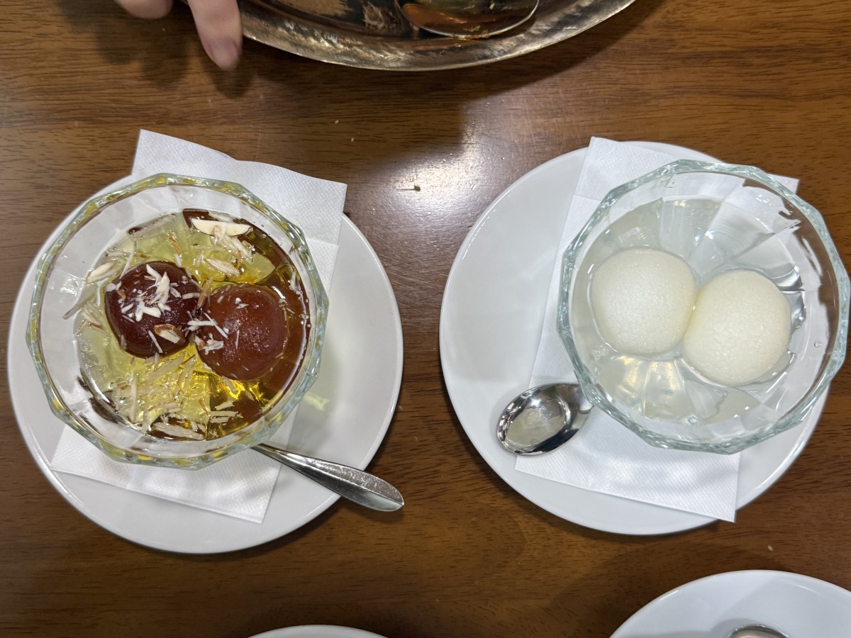 ヒマラヤの風の赤い団子と白い団子