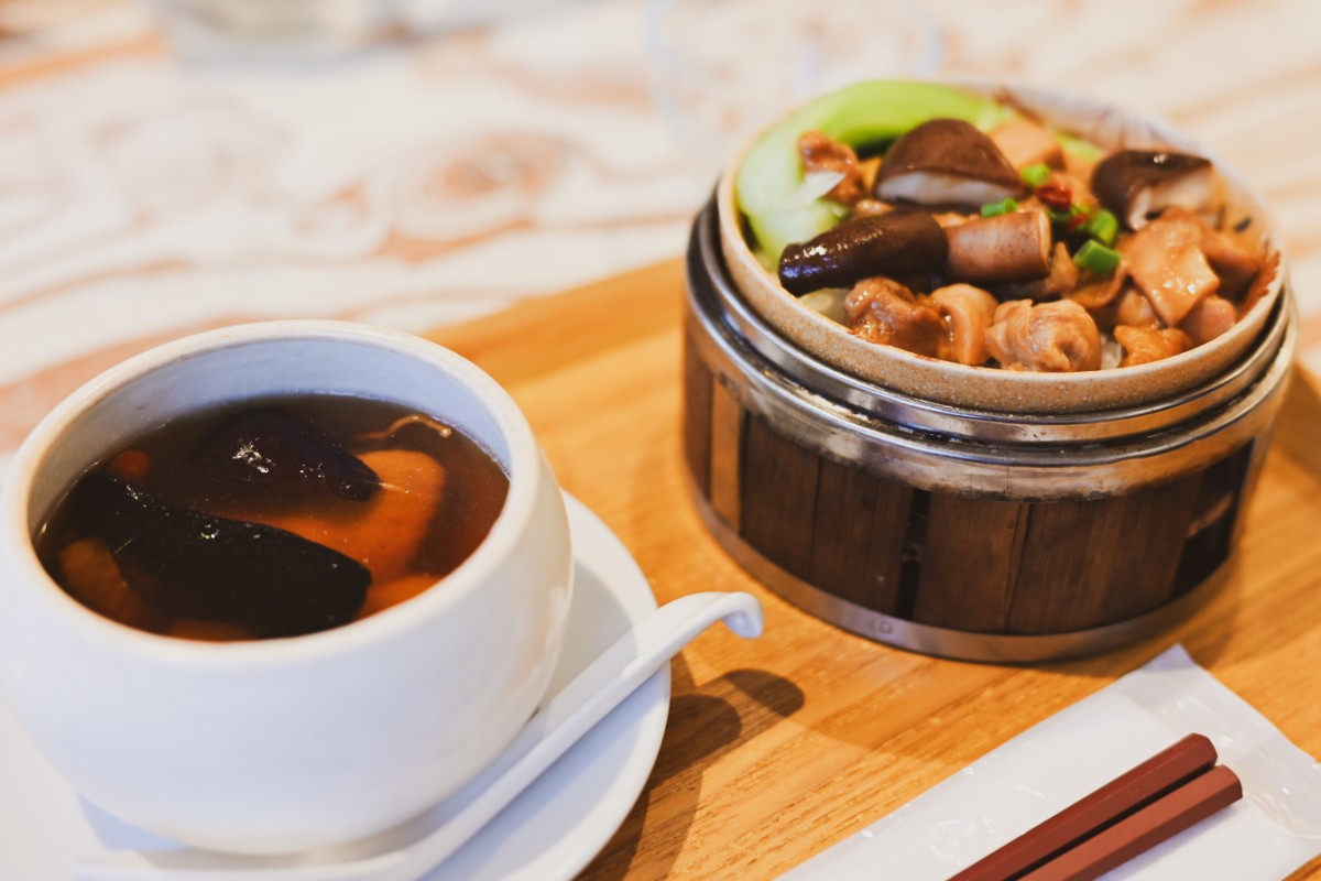 免疫・滋養のスープ：虫草花・霊芝茸・長芋・ナツメ・くこの実・鶏肉。柔らか鶏と肉厚椎茸のセイロご飯。ごはんはもちもちで、食べ終わったら体があたたかくなっていました。盛岡にもこんなお店があったらいいなあ。