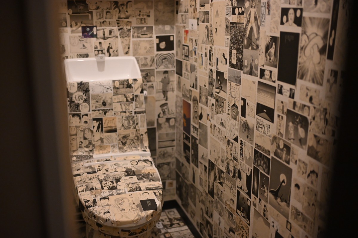 トイレもすごい。いろいろなまんがのコマがそのまま貼られていて、4コマ漫画になっています。