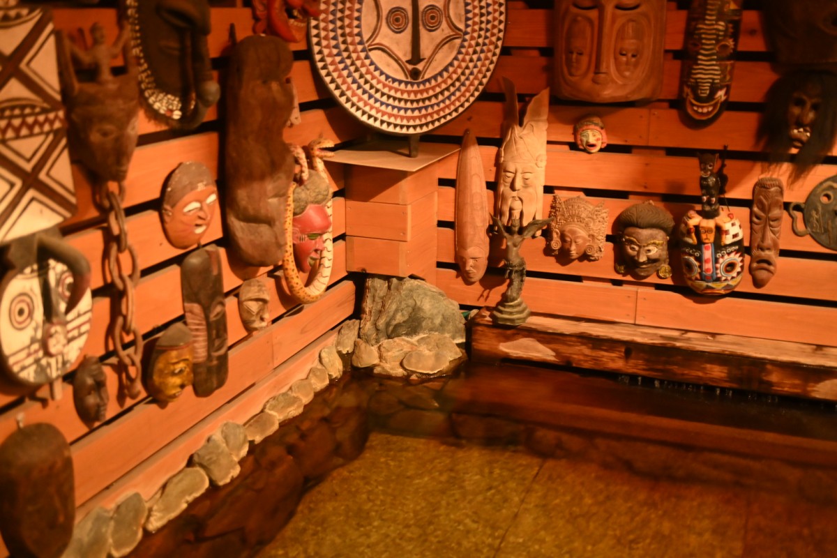 水風呂。お面に見守られながら