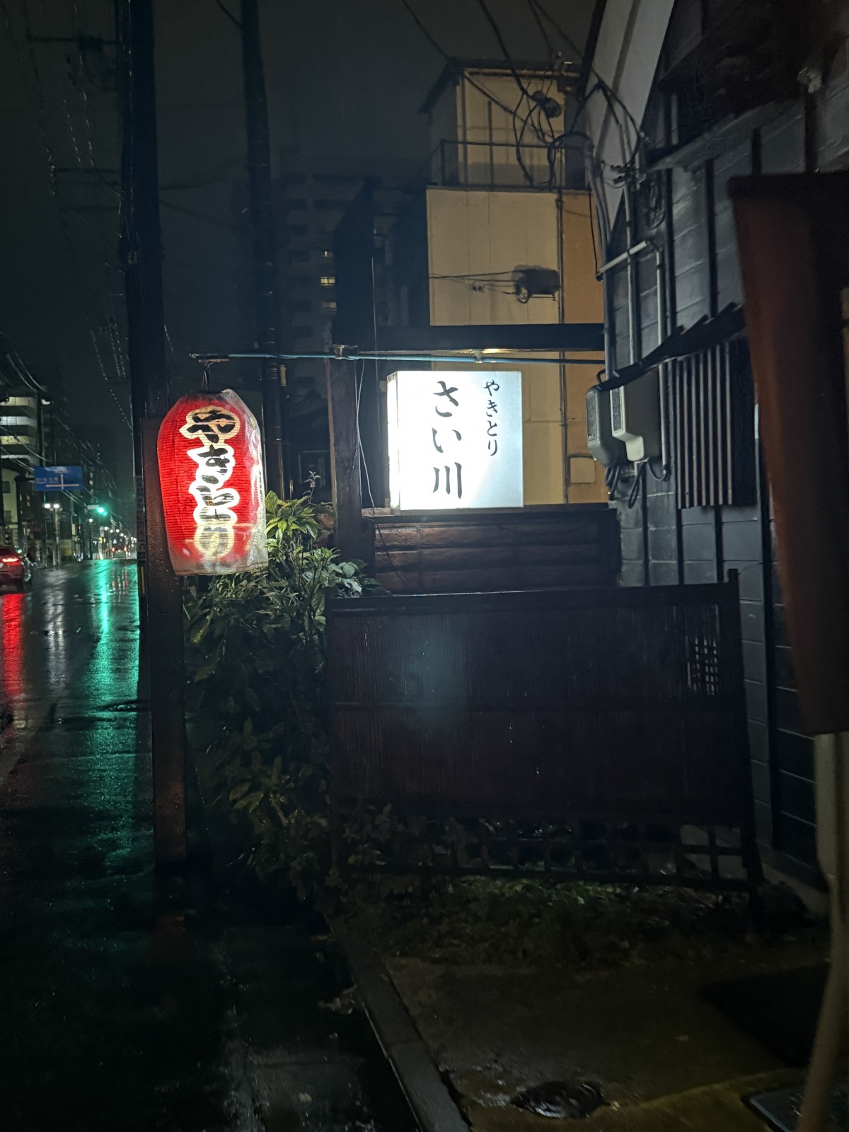 雨、赤いちょうちん、白い看板