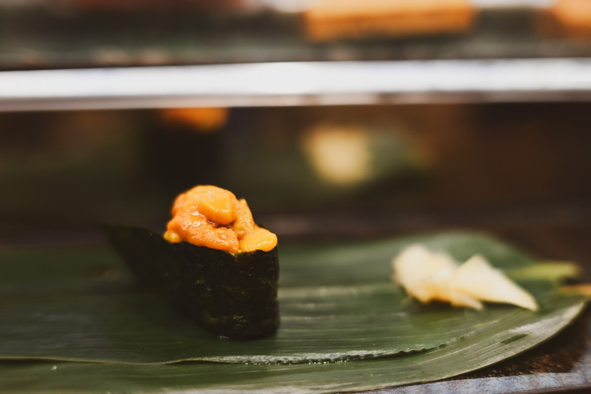 薬膳食べた後に？とちょっとだけ思ったけど、新幹線まで時間があいたので思い出深いすし通りへ。私は仙台でこどもたちを出産している。息子がおなかにいるときはなぜかウニが食べたくて、この立ち食いの寿司屋さんに一人で行っていた。妊婦健診のあとのごほうびと称して、臨月まで。頼むのはウニ1貫とあら汁。どこに行っても「あら妊婦さん」と言われていた時期にもこのお店ではお寿司の話だけをしてくれて、それがとても居心地がよかった。