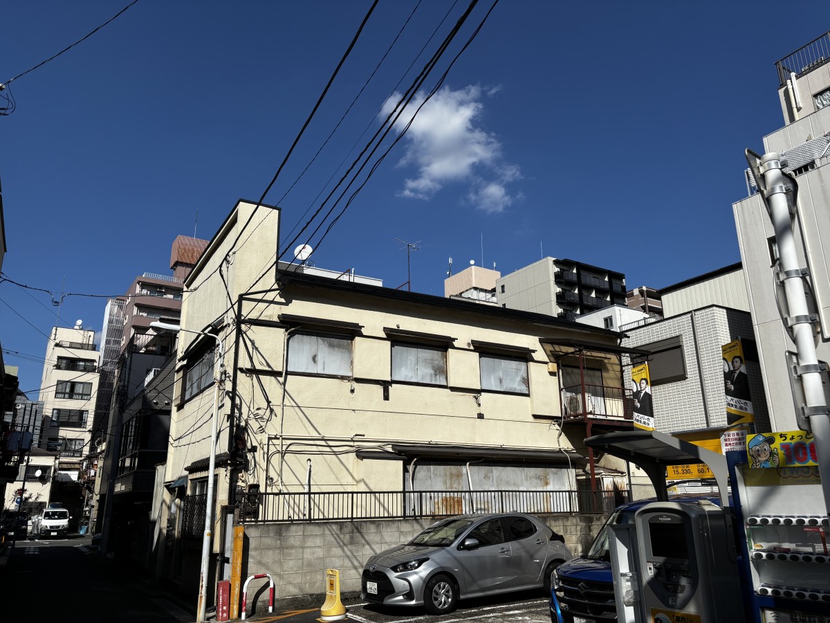 屋根が新しくなった会館。