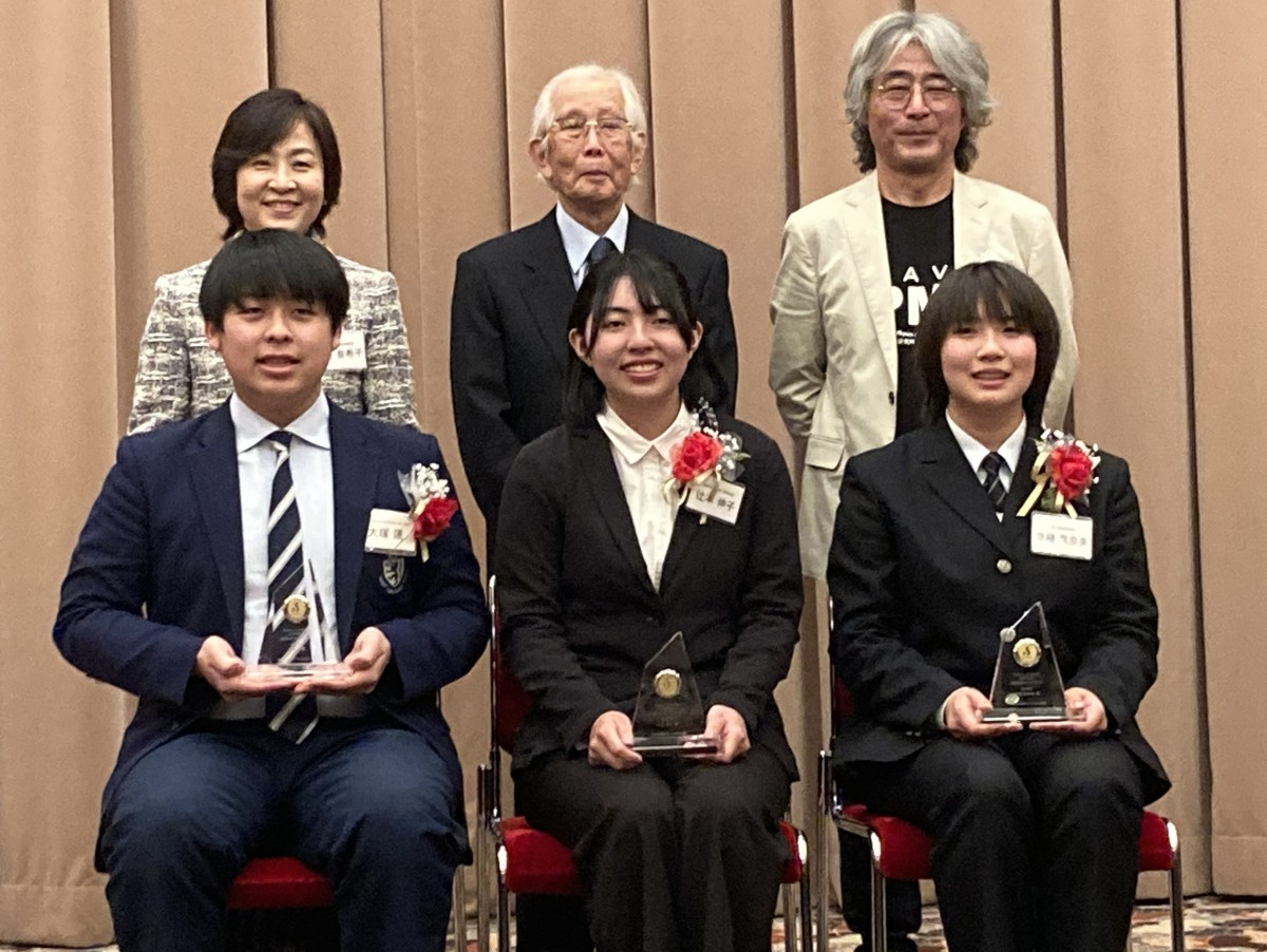 受賞した3人の高校生。左から大塚蓮さん、辻本伸子さん、世継真奈美さん。それぞれ、後ろに立つ選考委員から賞を授けられた＝2026年3月26日