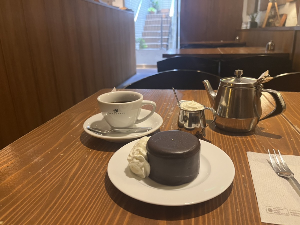 銀座で大好きな喫茶店。ザッハトルテと生クリーム。