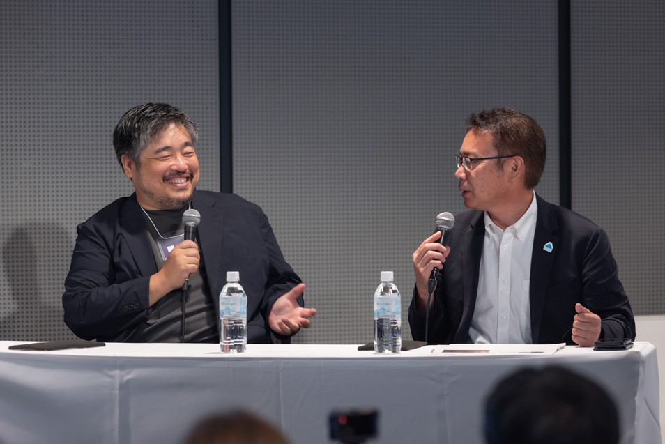 東川町移住者でもある写真家の井上浩輝さんと東川町の菊地伸町長・東京カメラ部2024写真展にて・東京カメラ部撮影