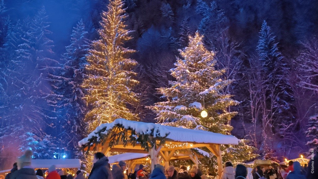 森の中で繰り広げられる幻想的なラヴェンナ渓谷のクリスマスマーケット