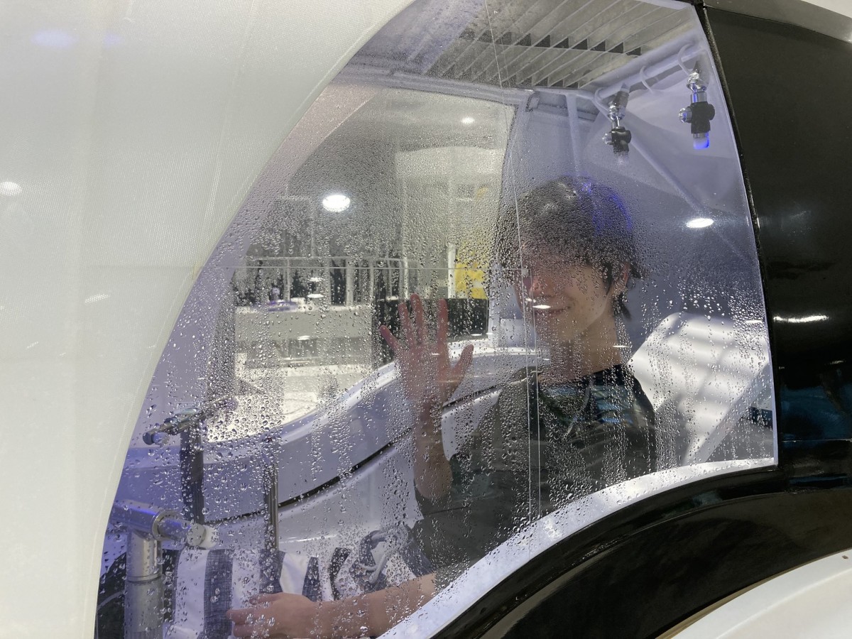 なんとも近未来的。ロボットの操縦席のようである。