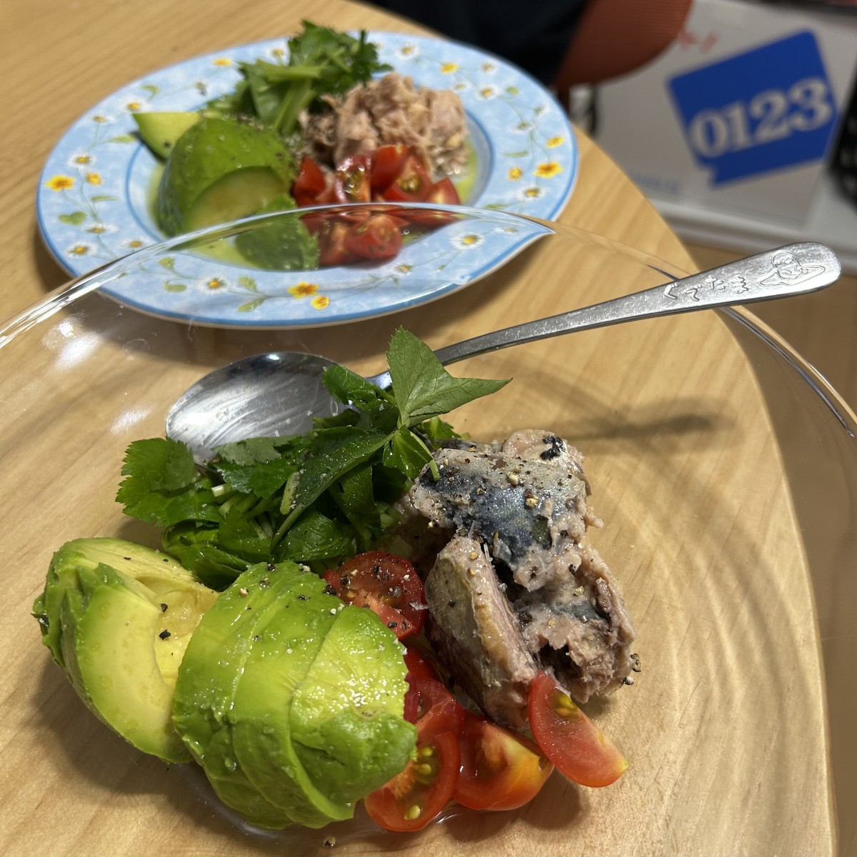 鯖缶、みつば、アボカド、トマト 潰しながらペーストにしてパンに塗る。奥は鯖がダメな人用(ツナ缶)