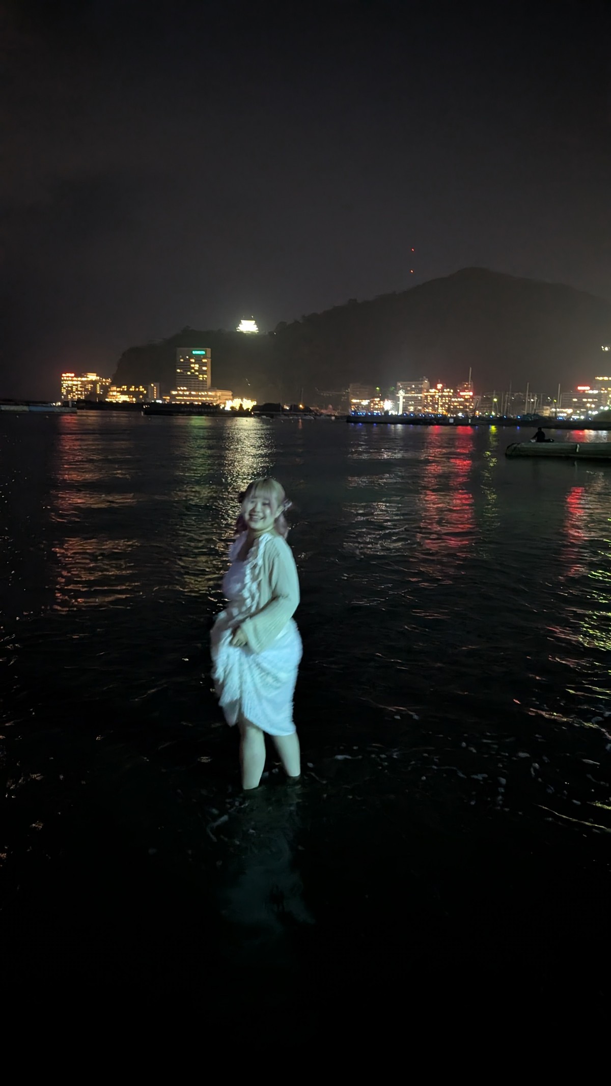 夜中の熱海のうみ、海初心者すぎて無事ワンピース死亡