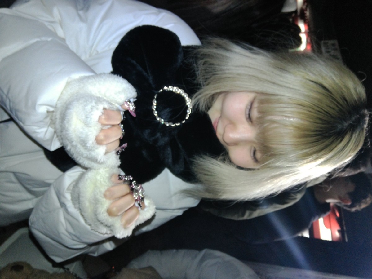 人生初のネイルが嬉しくて、振り返るたびに爪を眺めてるウィア