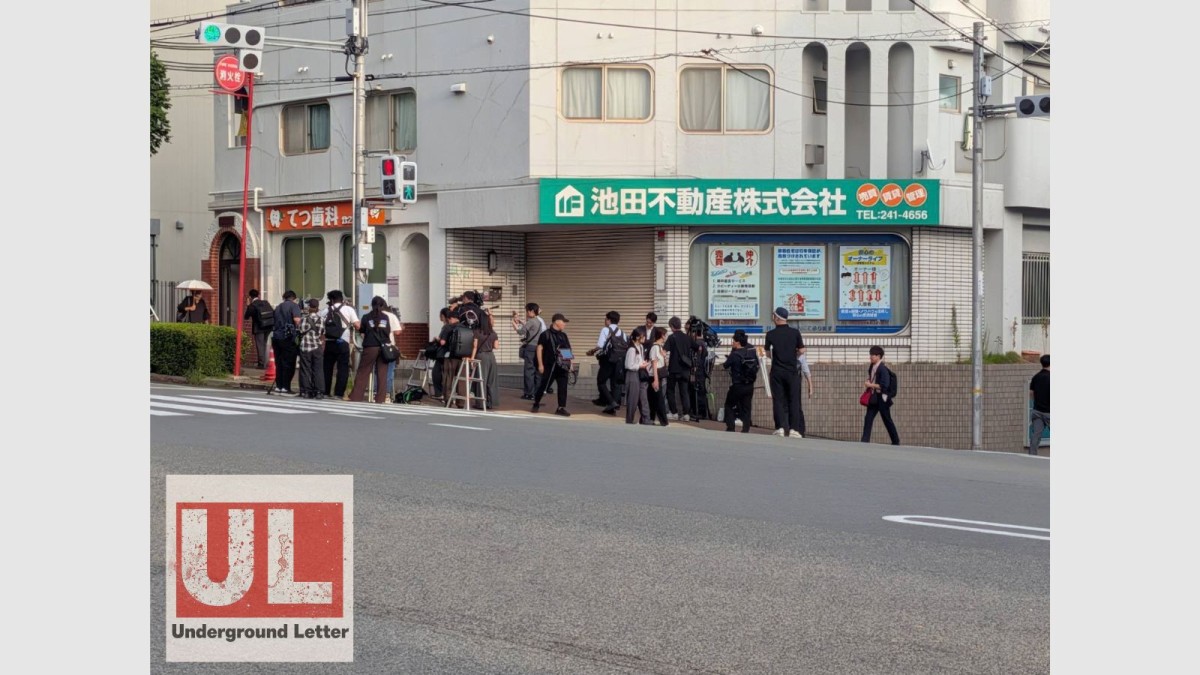 9月30日、亀谷容疑者が起こした発砲事件現場近くに集まる報道陣