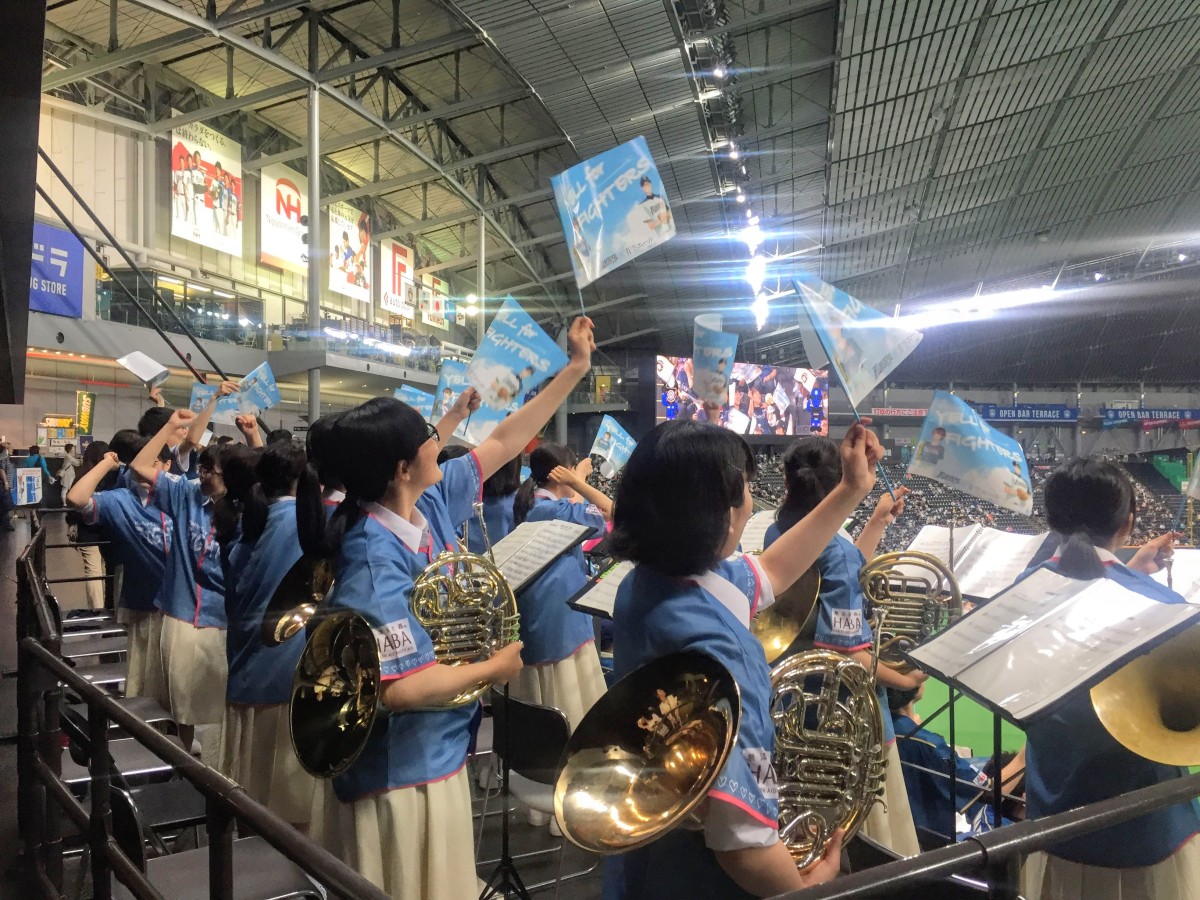 2018年6月、ファイターズの試合で応援する母校札幌白石高校吹奏楽部の後輩たち(写真/梅津有希子)