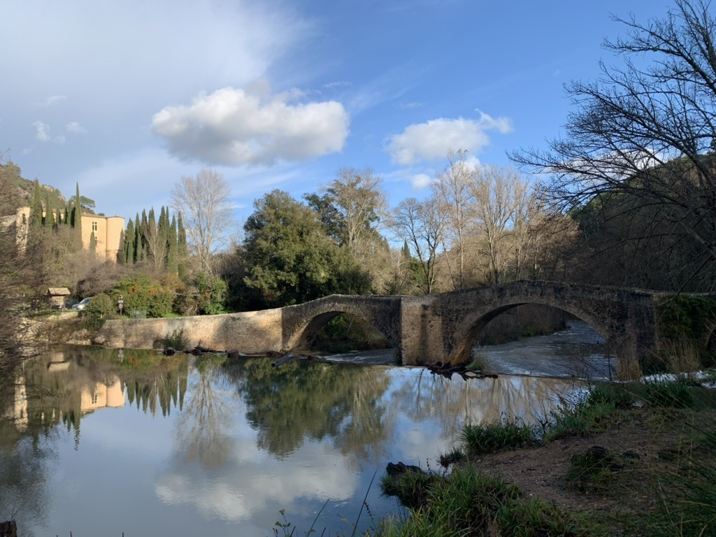 カシスとの森の散歩のゴールはローマ時代の橋だった。