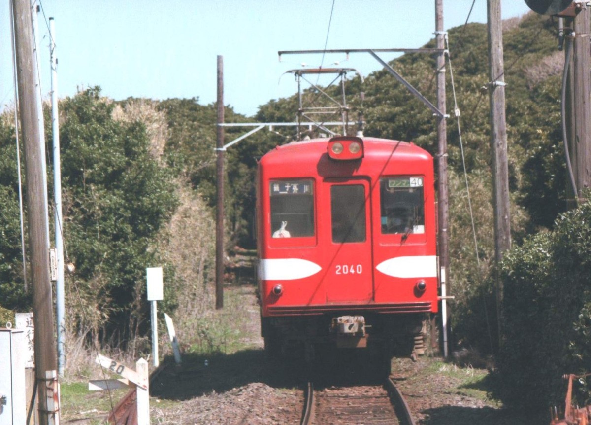 観音駅へ向かう 観音踏切手前