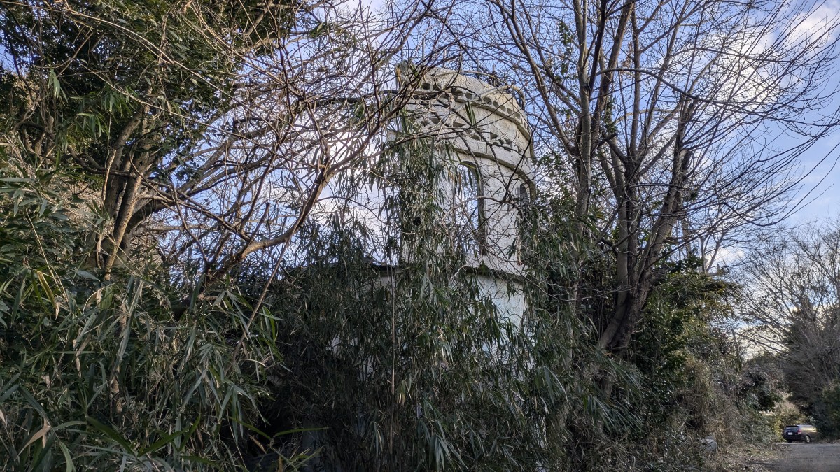 かつての「龍宮城」跡。倒壊が進み、もはや廃墟スポットとして名を馳せた時代の面影も失われつつある。