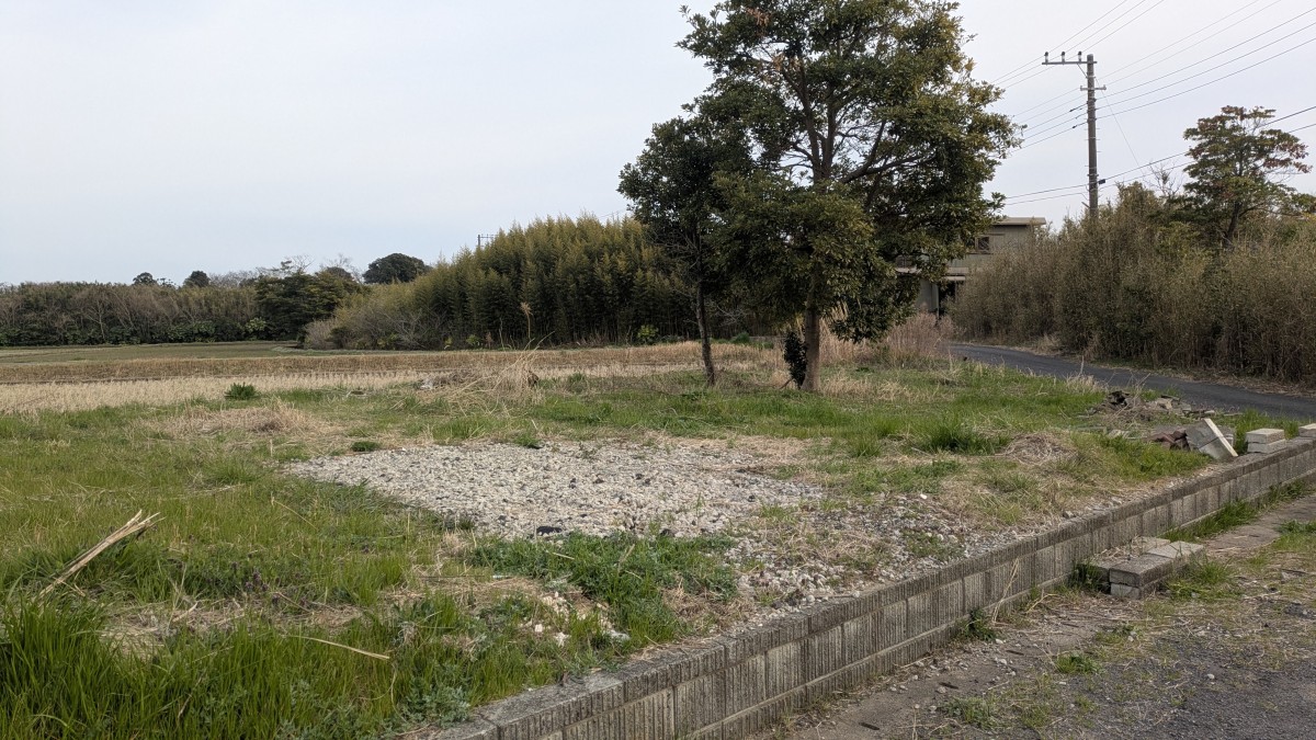 転入前の2019年に20万円で購入した土地。物置コンテナを設置して使用していた(移設済み)。