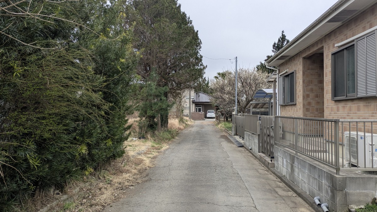 鹿島臨海鉄道大洋駅近くの住宅地。「ミニ別荘」のイメージが強いが、実際の主流はこうした住宅街の戸建である。
