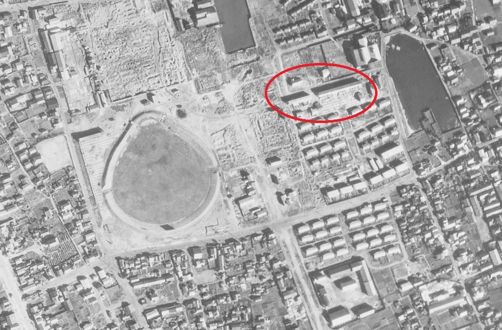 1952年11月26日に米軍が撮影した航空写真。赤丸部分が現在の住居棟。【国土地理院地図・航空写真提供サービスより】