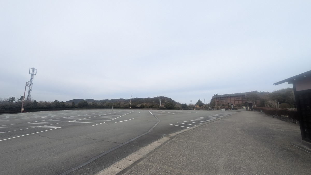 入場ゲート近くには1台の駐車車両もなかった。