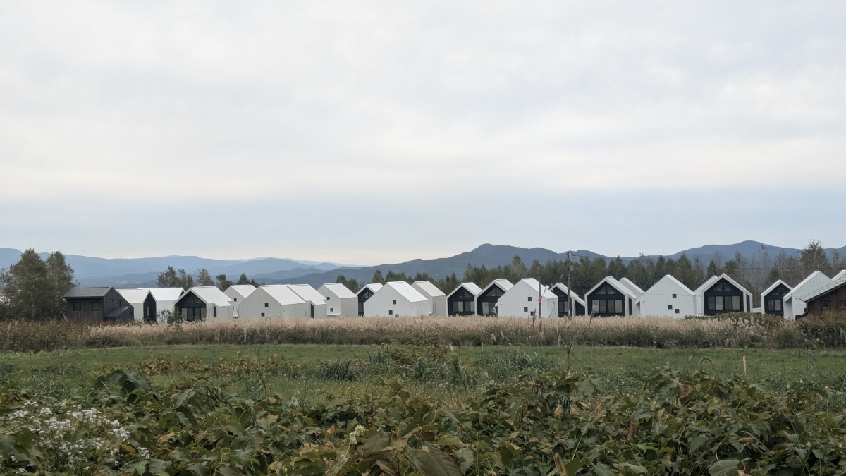 経営ビザの取得を目的とした移住希望者に向けて分譲された民泊投資用の建売別荘。（ニセコ町字曽我・2024年10月撮影）