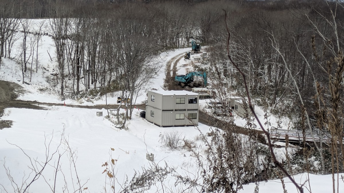 倶知安町旭で進められているリゾート計画の工事現場。開発許可申請後、しばらく工事が停止していたが、昨年秋に中国能源建設集団が新たな工事施工者となって工事が再開された。（2025年11月撮影）