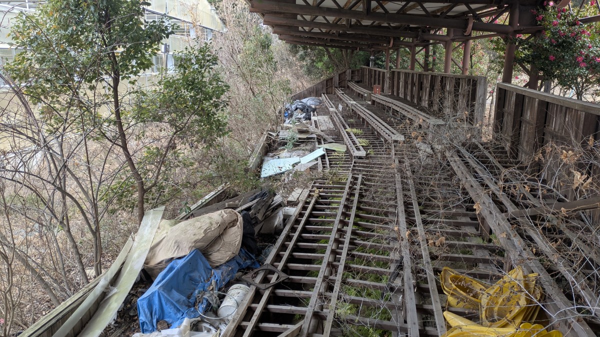 ボロボロに朽ち果てた観客席。