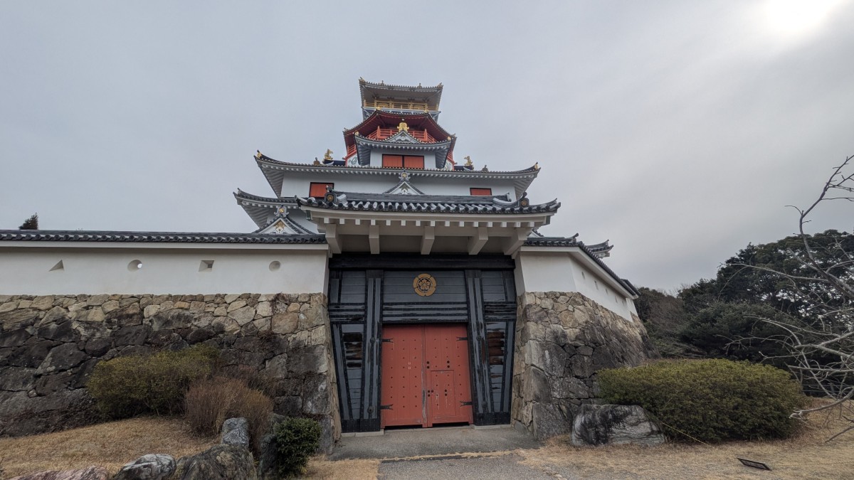 閉鎖中の安土城。外壁だけは塗り替えられているが、中は34年前から変わらずそのままだという。