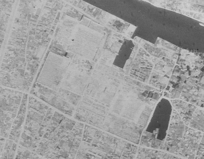 1947年9月23日に撮影された三重工業跡地の上空写真。不鮮明なため現在の住居棟は視認が困難。