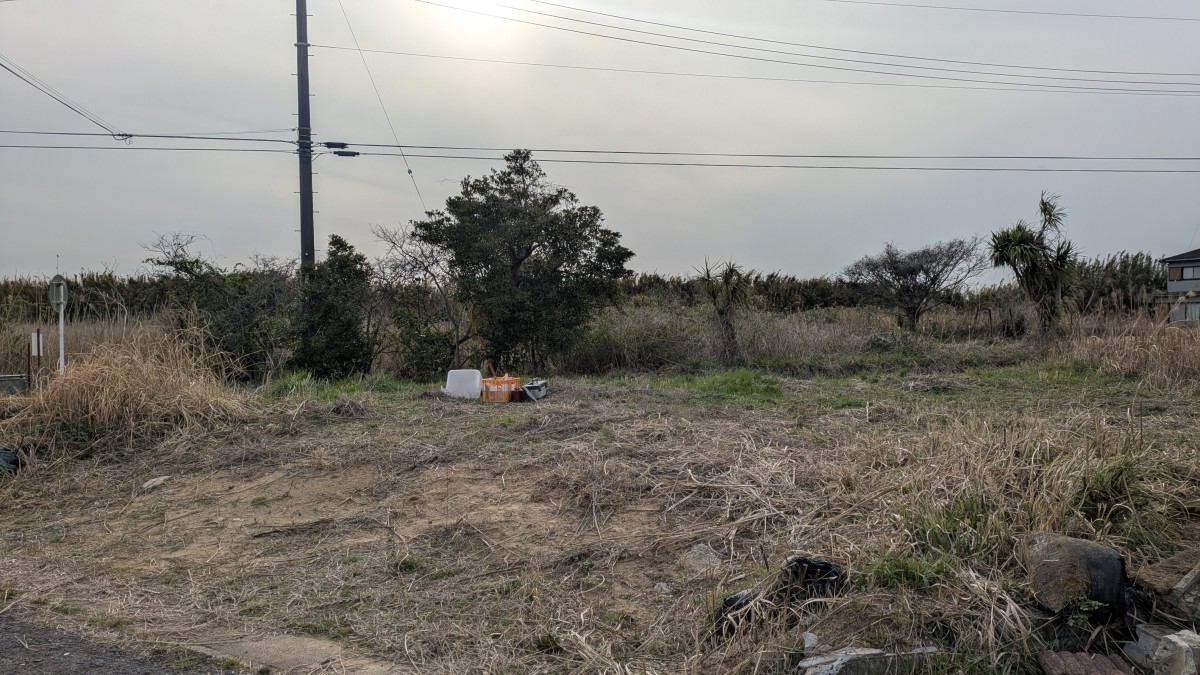 転入後の2023年に5万円で購入した土地。車両が乗り入れられるように工事したが、こちらも手放すことになった。