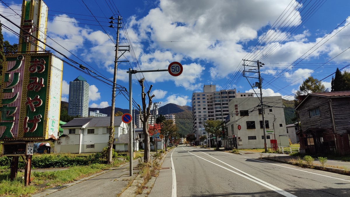 新潟県湯沢町・苗場エリア。かっつてスキーブームの牽引役として絶大な人気を誇っていた。（2023年10月撮影）