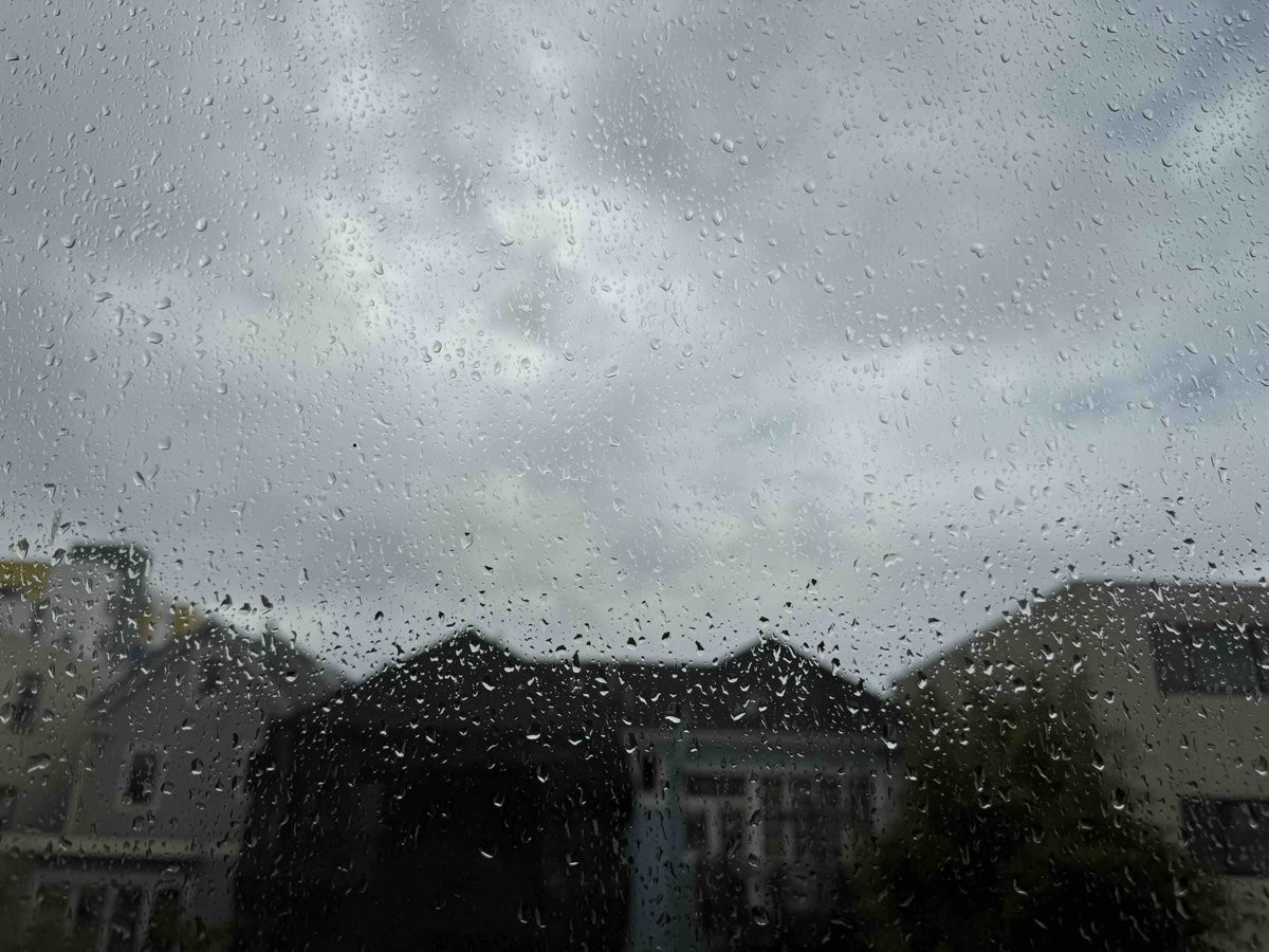 家の窓から見た空