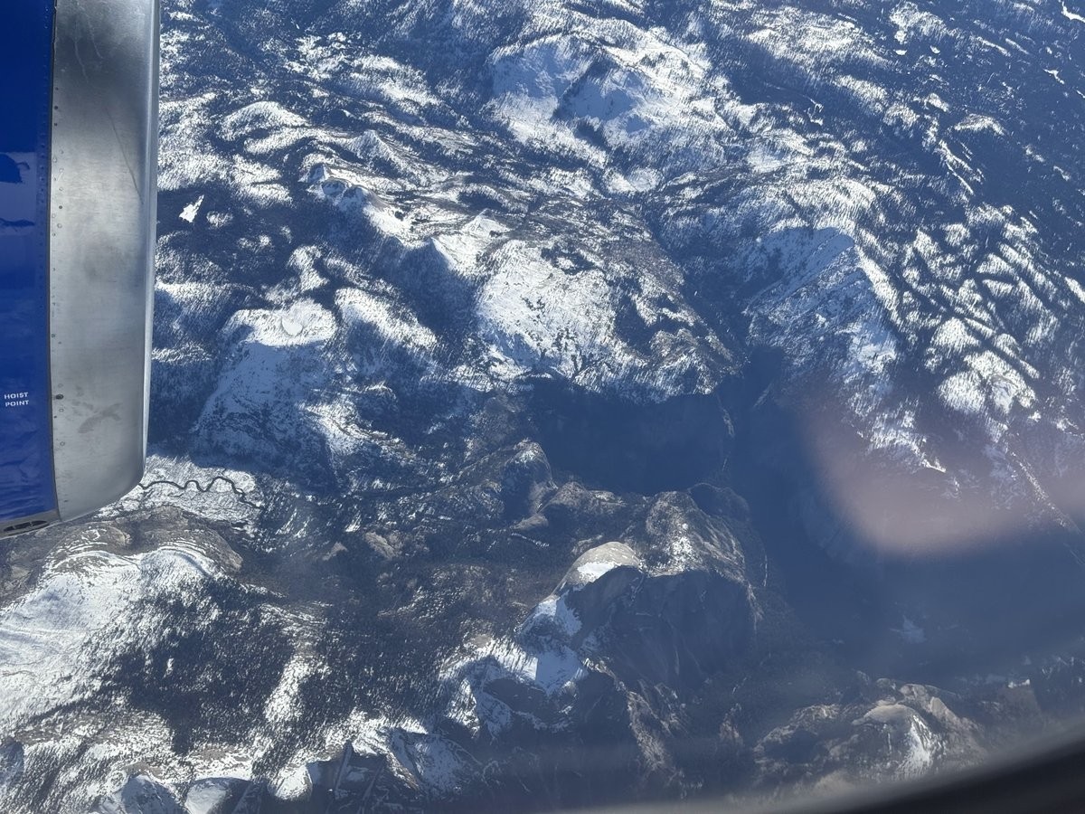 中央下段がハーフドーム、右下がヨセミテ・バレー