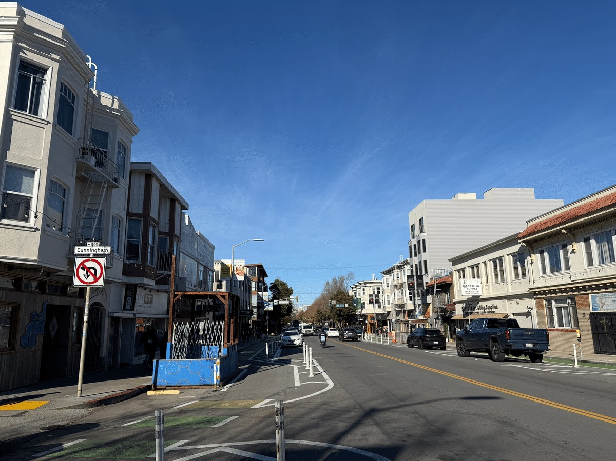 多くのレストランやショップが立ち並ぶ、我が家のあるサンフランシスコ市内のミッション地区・ヴァレンシア・ストリート