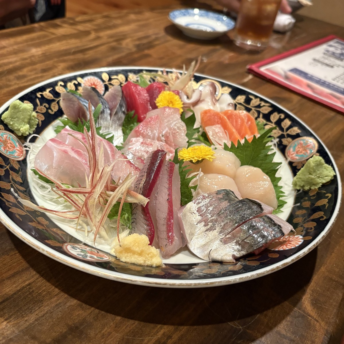 越後湯沢駅前の居酒屋さんでさっそく頂いたお刺身盛り合わせ。このクオリティである。